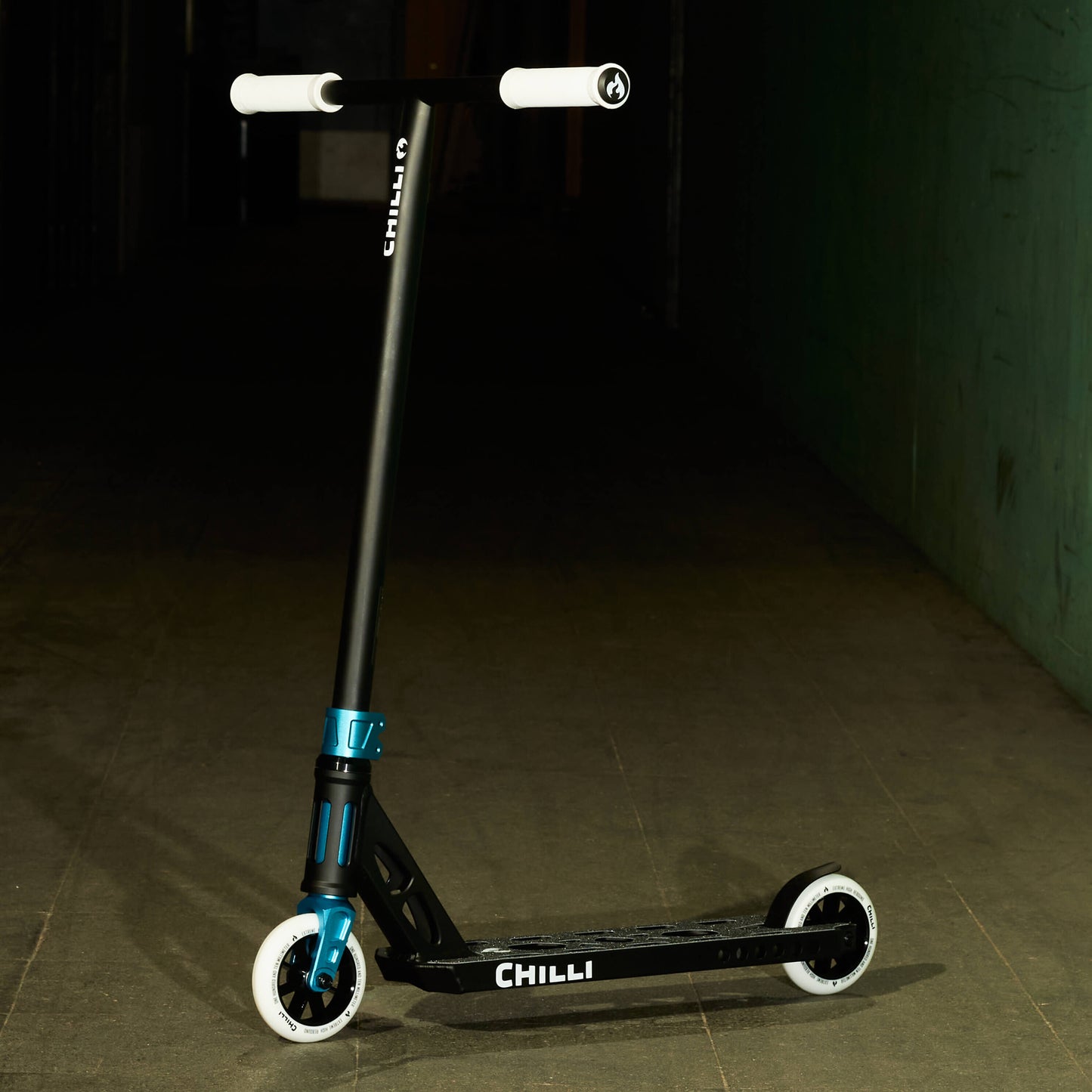 Ventus Stunt Scooter: Black/White